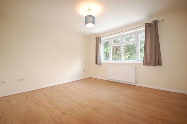 Pine Close, Southgate, N14 - Photo 1