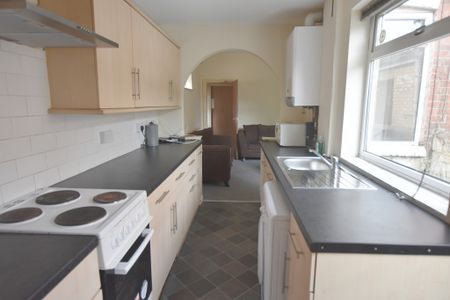 4 Bedroom End Terraced House - Photo 4