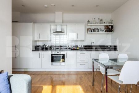 Located in a art decor building a modern 3 bedroom 2 bathroom apartment - Photo 4
