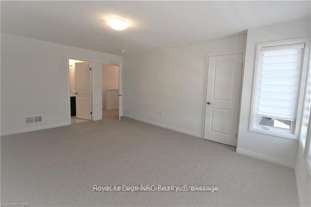 Townhouse For Lease | X8128870 - Photo 1