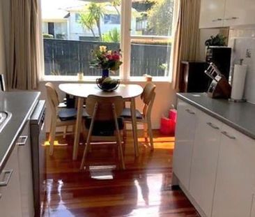 Sunny, fully fenced home - Photo 2