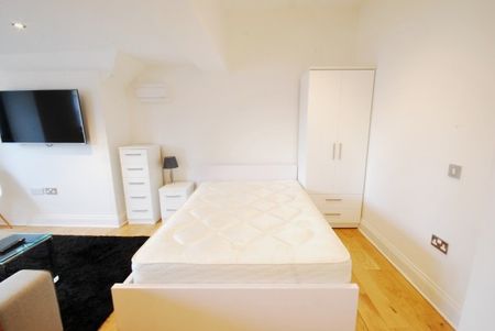 1 Bed - Grainger Street, Newcastle Upon Tyne - Photo 3