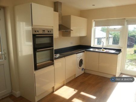 4 bedroom semi-detached house to rent - Photo 2