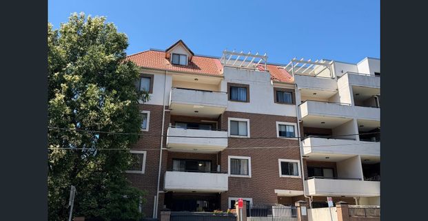 Bright 3 Bedroom Apartment in Prime Hurstville Location - Photo 1