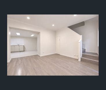 Central village living | Hybrid style house ideal for creatives / WFH ventures | Good natural light with lifestyle appeal - Photo 1