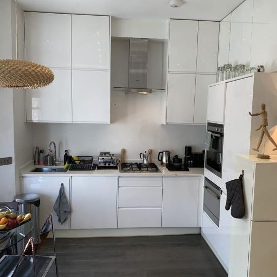 Room in beautiful apartment - Photo 2
