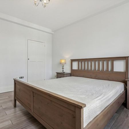 1 bedroom flat in Kensington High Street - Photo 4