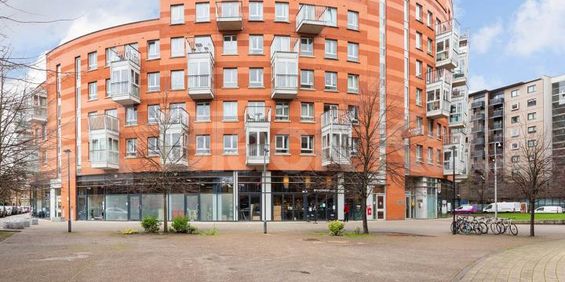 1 bedroom property located within a secure building with concierge - Photo 3