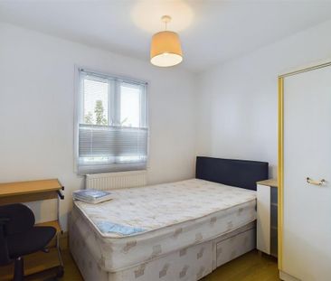 4 bedroom semi-detached house to rent - Photo 2