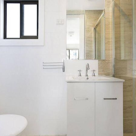 STUNNING 1 BEDROOM MODERN RENOVATED APARTMENT - Photo 4