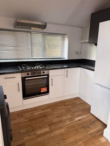 2 Bed Flat, Charlton Church Lane, SE7 - Photo 4