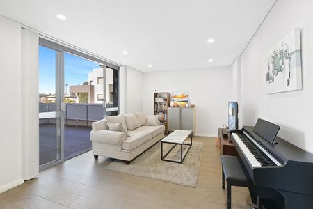 Penthouse-Style Apartment Minutes' To Trains - Photo 3