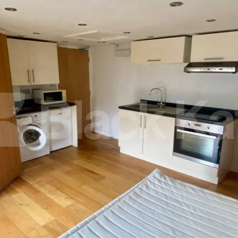 Small but perfectly formed, self contained top floor studio - Photo 1