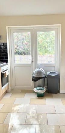 1 bedroom in a house share to rent - Photo 2