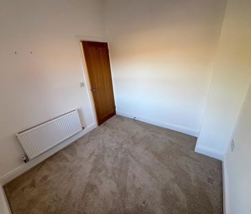 3 bedroom mid terrace to let - Photo 6