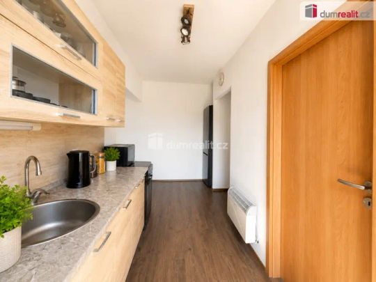 Moderní a prostorný byt 2+1 s parkovacím místem a zahradou - Фото 1