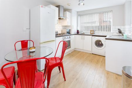 4 bedroom terraced house to rent - Photo 5