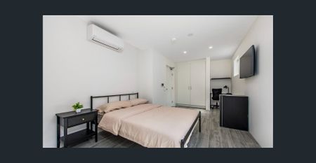 Fully furnished, includes air-conditioning and TV, Electrcity, Water and iIternet included in the rental price. - Photo 2