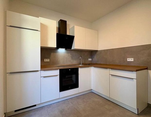 Erstbezug nach Sanierung, 2-Zimmer-Altbauwohnung mit Balkon und Einbauküche - Foto 1