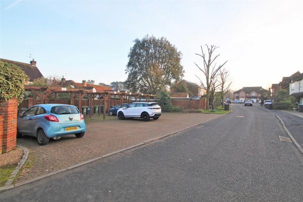 The Green, Wooburn Green - Photo 1