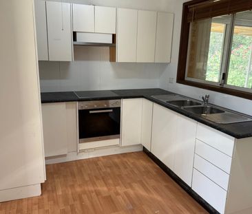 Comfortable 3 Bedroom Home in a Quiet Street - Photo 6