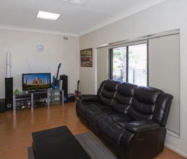 Lovely 2 Bedroom Family Home with Parking for 2 Cars! - Photo 6