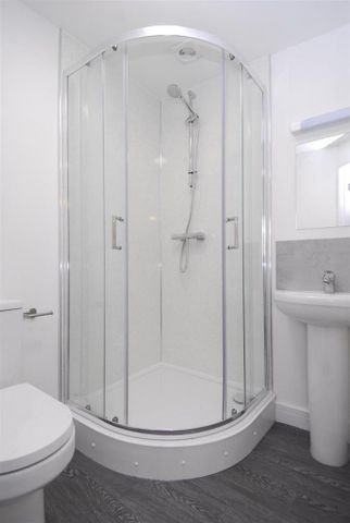 4 bedroom flat to rent - Photo 5