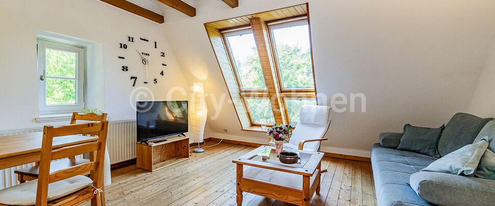 Helle, möblierte Dachgeschosswohnung mit offener Schlafempore in Hamburg-Harburg - Photo 1