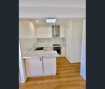 Renovated, Light-Filled Living Walk to Station & Eastland - Photo 2