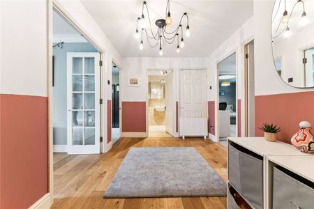 2 bed flat with off street parking and communal garden - Photo 2