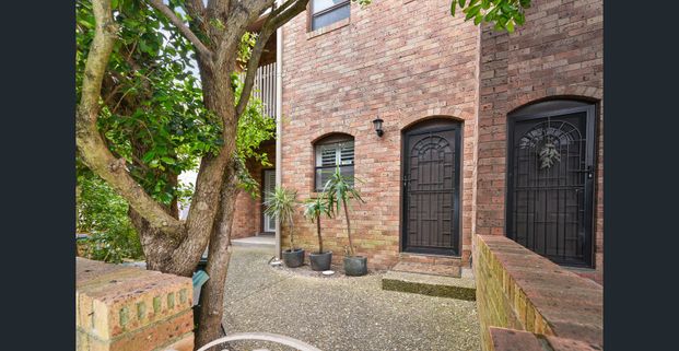 Leafy townhouse in a convenient location - Photo 1
