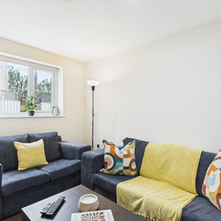 Room in a Shared House, Smithdown Lane, L7 - Photo 1