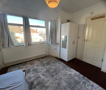 Room in a Shared House, Kenley Road, SW19 - Photo 3