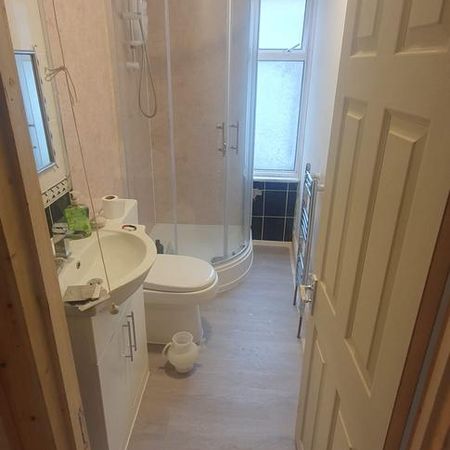 1 bedroom in a house share to rent - Photo 3