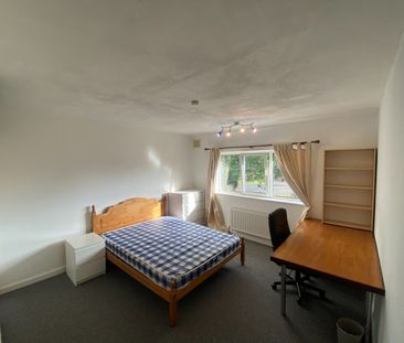 4 Bed Terraced House, Mayors Croft, CV4 - Photo 2