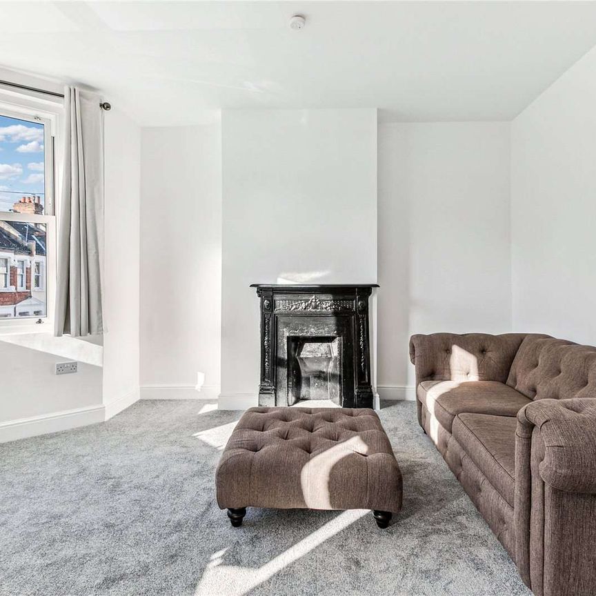 Bright one bedroom flat with a shared garden in Munster Village - Photo 1