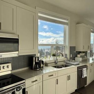 beautifully furnished 2 bedroom suite with amazing view - Photo 2