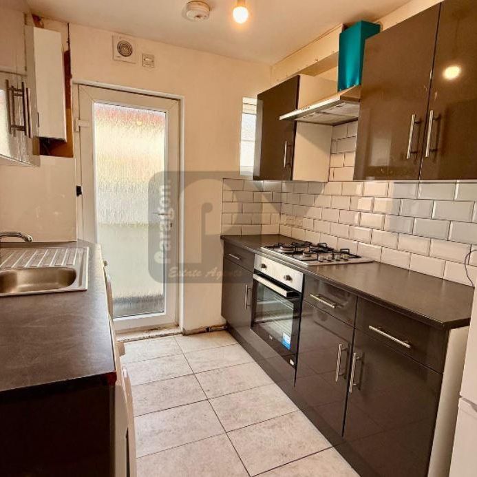 3 bedroom flat to rent - Photo 1