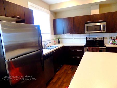 GREAT 3 BED 2.5 BATH, 2 STOREY TOWNHOUSE, W/ ATTACHED DBL GARAGE IN THE LAKE DISTRICT COMMUNITY OF SCHONSEE - Photo 2