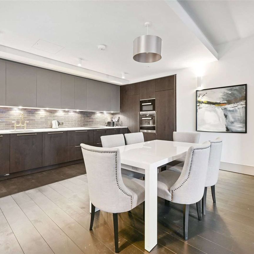 Exceptional 2 bedroom 'Manhattan loft style' apartment, with balcony, beautifully furnished and immaculately presented. With 24/7 concierge, gym and residents' roof terrace. - Photo 1