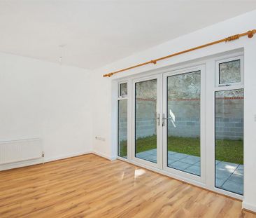 3 bedroom end of terrace house to rent - Photo 1