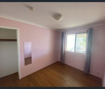 WELL PRESENTED THREE BEDROOM ONE BATH HOME - LARGE BACK YARD - Photo 2