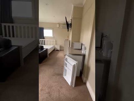 Spacious Fully Furnished Ensuite Room - Photo 4