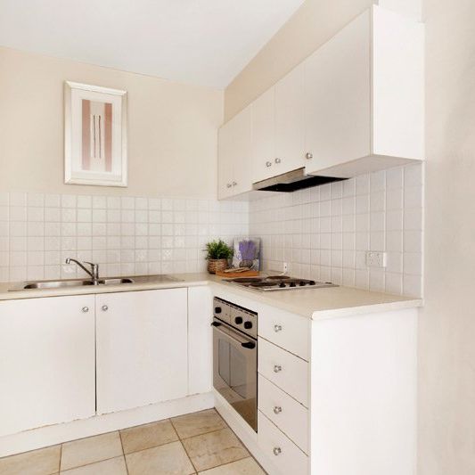 3/10 Violet Street, Essendon VIC 3040 - Photo 1