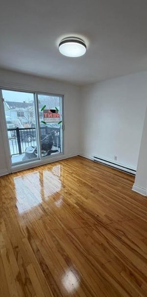 41/2 Metro Cartier Laval dispo maintenant internet stationnement, Loker, Thermopompe 1490$ - Photo 1