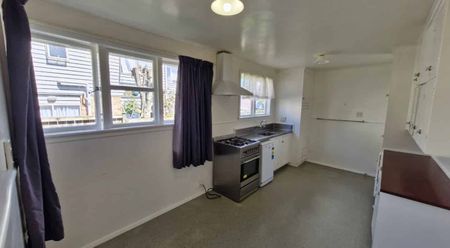 Three bedroom home with a big yard - lawns included! - Photo 5