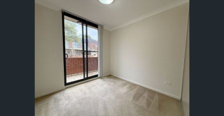 Spacious 3-Bedroom Apartment with Parking in the Heart of Granville - Photo 5