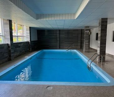 COQUET 2 1/2 rénové - Immeuble béton, gym et piscines - À VOIR - Photo 2