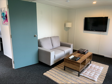 Charming 3-bedroom house with seperate rumpus room or work from home office next to the main house - Photo 5