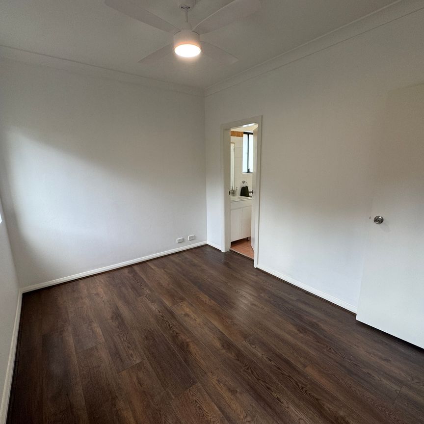 Stunning & Spacious Renovated 3 Bedroom Townhouse with timber flooring - Photo 1